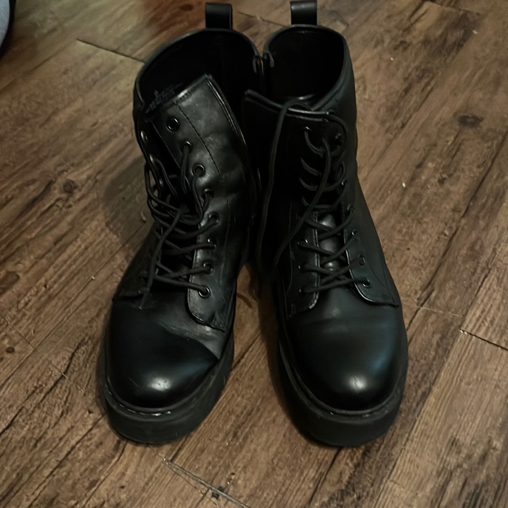 Use black boots not sure what the brand